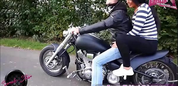 Deutsche Rocker Frau bekommt Creampie auf dem Motorrad